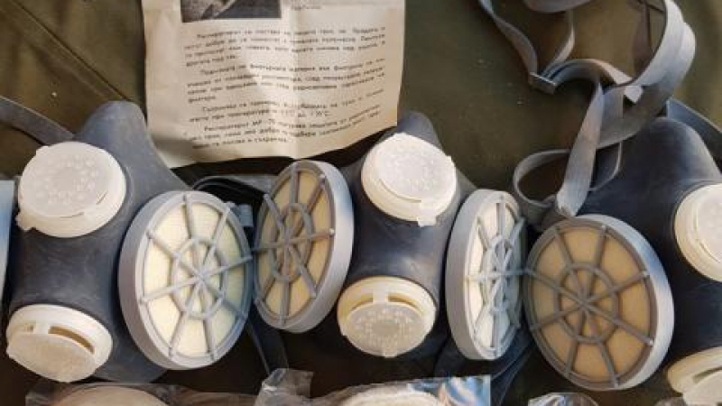 Военни маски срещу коронавирус на пазара в Дупница  