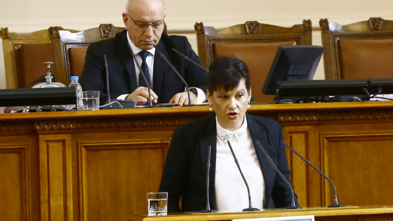 Дариткова излезе на парламентарната трибуна и насмете депутатите, които...