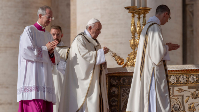 В Италия полудяха: Какво се случва с папата?