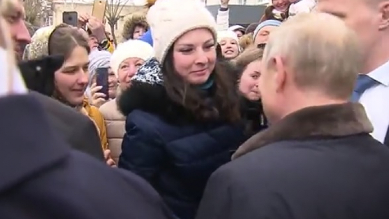 Девойка причака Путин и го помоли да се ожени за нея ВИДЕО 