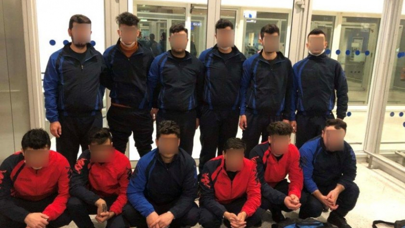 Нелегални мигранти се направиха на "български отбор" в Атина, сгащиха ги за нула време