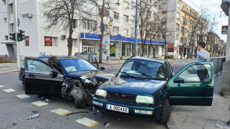 Зрелищна катастрофа в Бургас! Две коли станаха за скрап ВИДЕО 