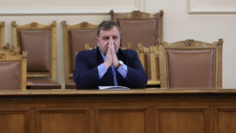 Каракачанов каза как може да се реши проблемът с медицинските сестри 
