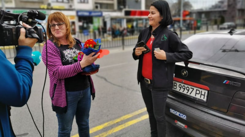 Пловдивската полиция с "Цвете на пътя" за 8 ми март 