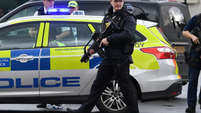 Полицията застреля въоръжен с два ножа мъж в центъра на Лондон