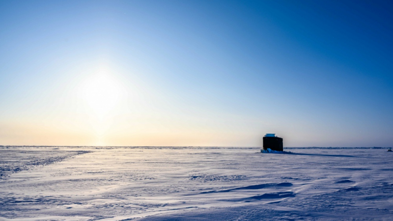 Американска подводница проби леда и изплува в Арктика ВИДЕО