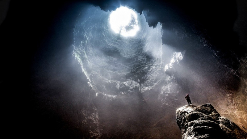 Водач разказа за страховитите и загадъчни неща, които се случват в пещера