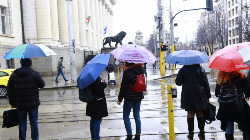 Опасно време сковава България в събота! Най-страшно ще е в... КАРТА