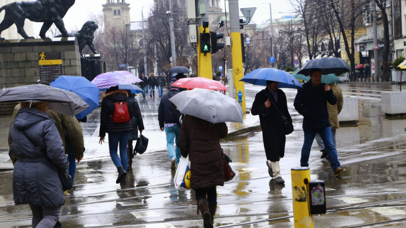 НИМХ: Кошмарното време над цяла България ще продължи и в неделя, а чак в сряда...
