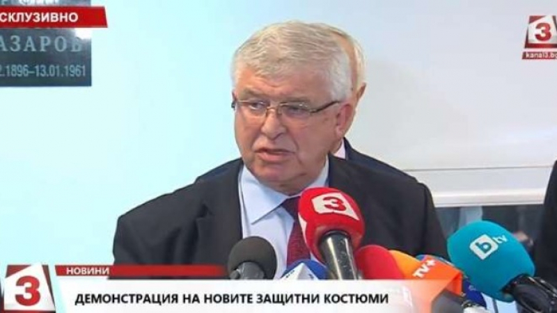 Министър Ананиев: От днес започваме производството на защитни костюми