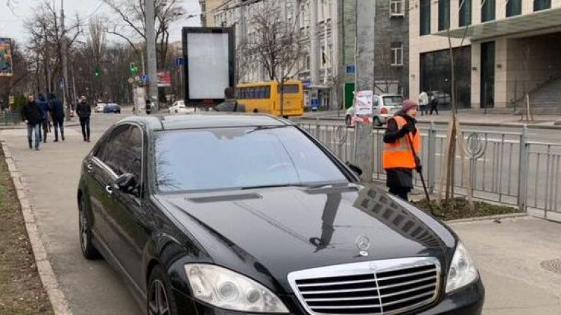Брутално наказание: Шофьор паркира своя Mercedes S-Class на грешното място СНИМКИ
