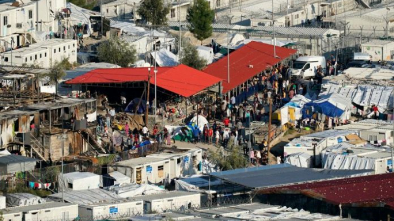 Бежанският лагер на един хвърлей от границата - точно до българска църква