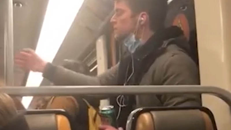 Вирусен терорист: Младеж размаза плюнката си върху перилата в метрото ВИДЕО