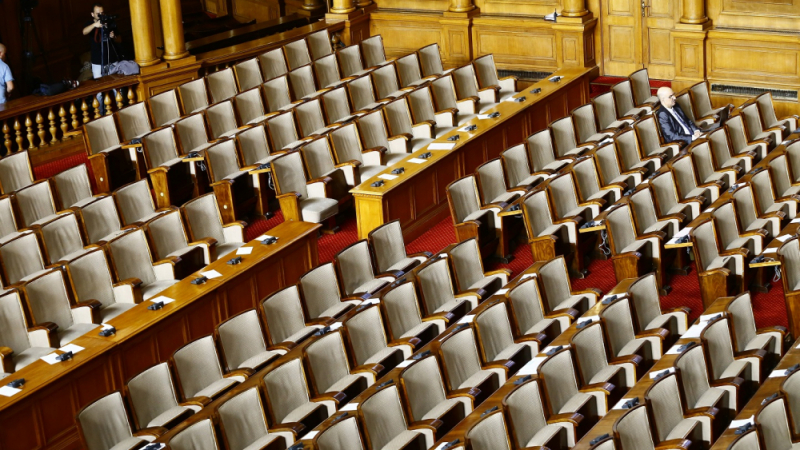 Жега в парламента! Депутатите ще решават важни финансови въпроси