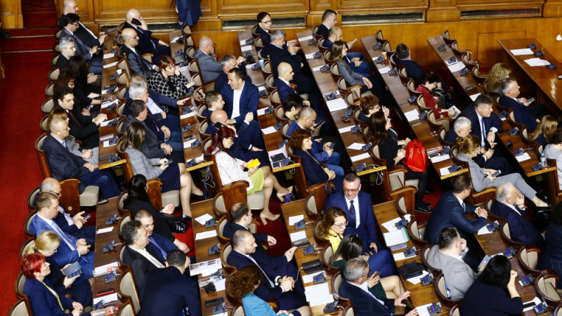 Парламентът с извънредно заседание ФАКСИМИЛЕ