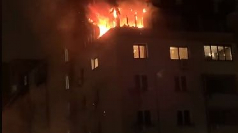 Огнен ад по тъмна доба в София! Тече евакуация ВИДЕО