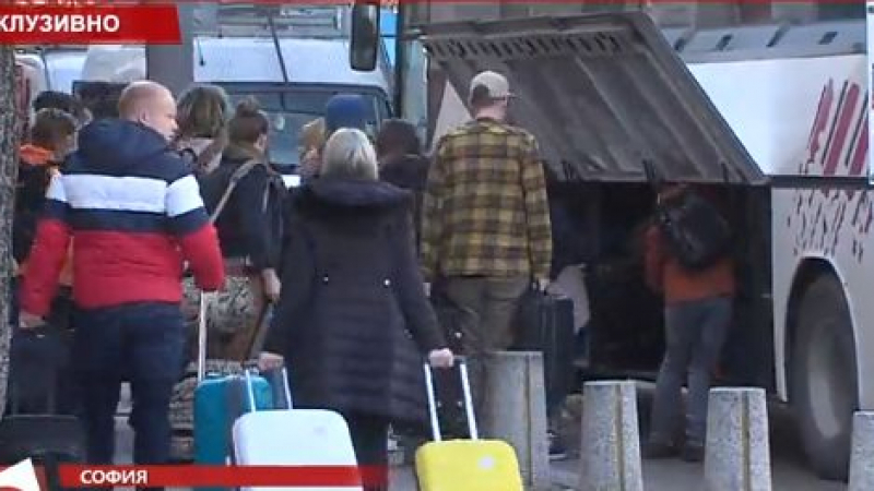 Британските туристи от хотела на Лъвов мост, блокиран заради COVID-19, се изнесоха СНИМКИ