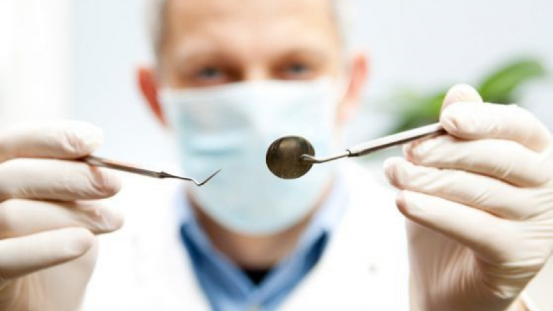 Наш зъболекар попиля алчните си колеги заради COVID-19