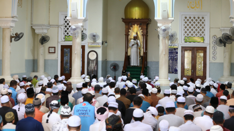 Хиляди мюсюлмани се събраха за молитва срещу коронавируса