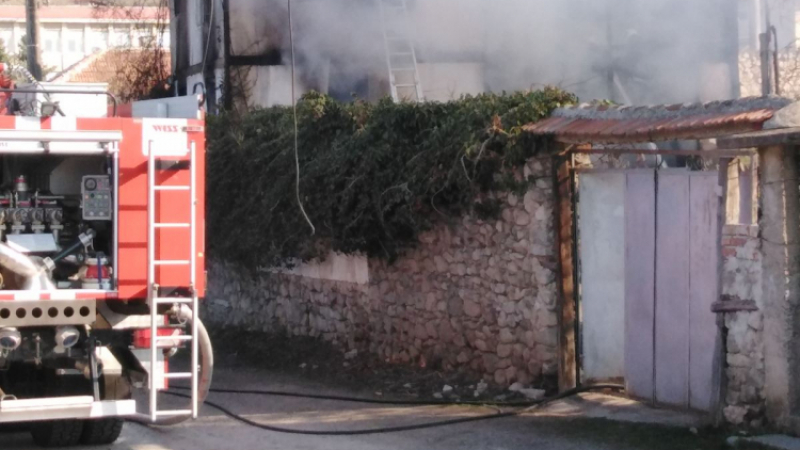 Кошмар в Карловско: Къща изгоря, спасиха жена през прозореца СНИМКИ