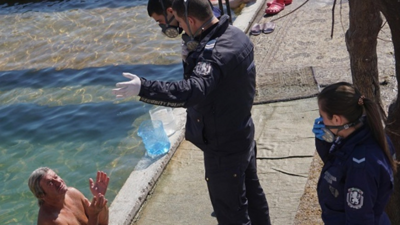 Полиция с 300 зора разгони скупчване на голи варненци, нарушаващи карантината СНИМКИ