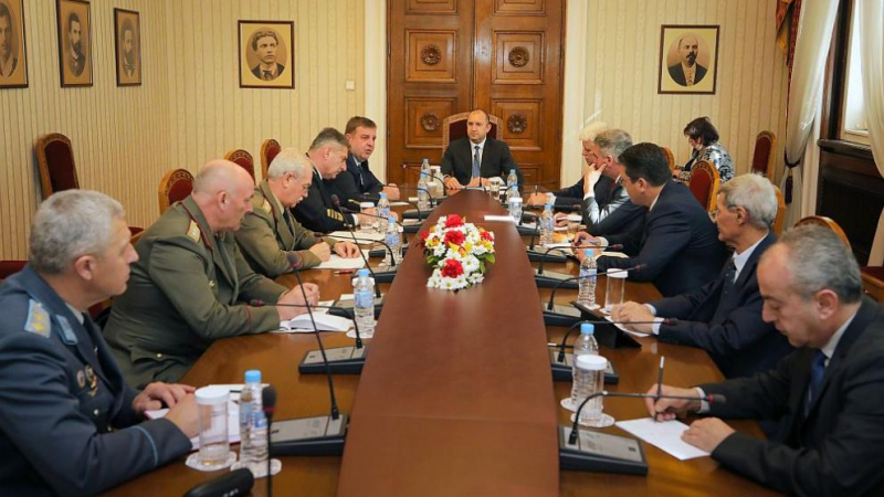 Радев и Каракачанов проведоха важна среща за армията