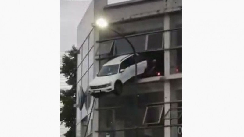 Драматичен инцидент: Volkswagen Tiguan заседна в прозорец на третия етаж ВИДЕО