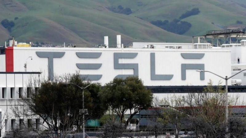 Tesla затваря фабриката в Калифорния