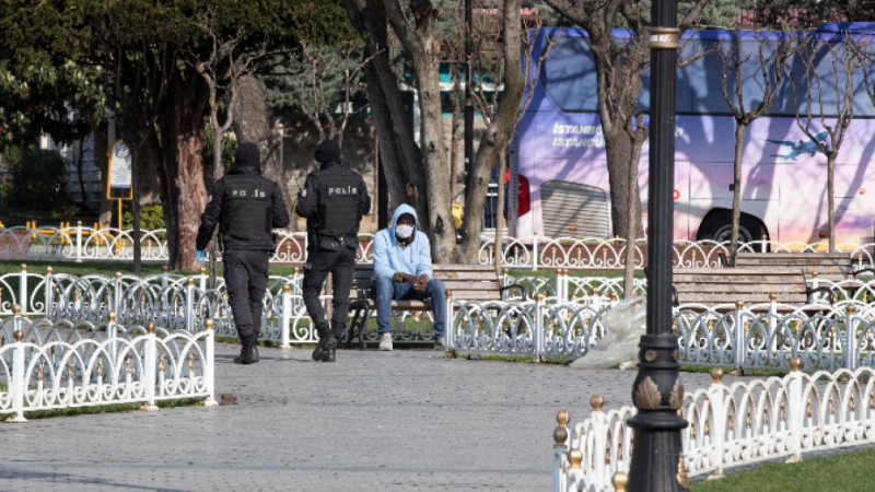 Жив човек няма по улиците на Истанбул заради COVID-19 СНИМКИ
