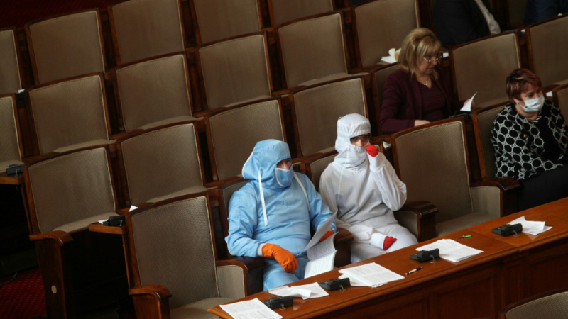 Шаш в парламента: Не е за вярване как се появиха депутати заради COVID-19 СНИМКИ