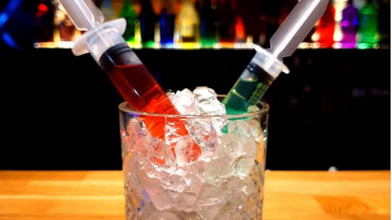 Московски бар сервира мистериозен коктейл “Коронавирус”, който помага срещу... 