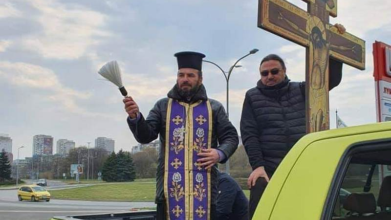 Шаш! Бургаски свещеник яхна мощен джип в необичайна битка срещу COVID-19 ВИДЕО