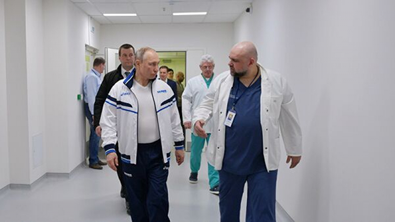 Руският президент посети болни от COVID-19 в скафандър ВИДЕО 