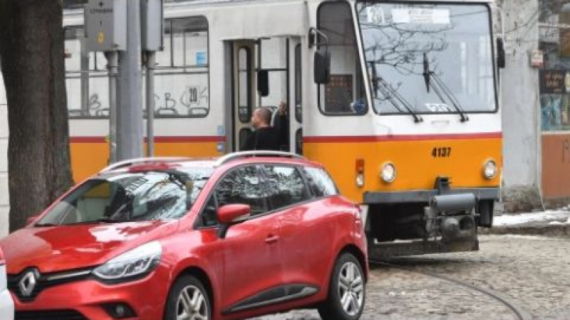 Дезориентиран шофьор създаде смут в центъра на София с паркирането си СНИМКА