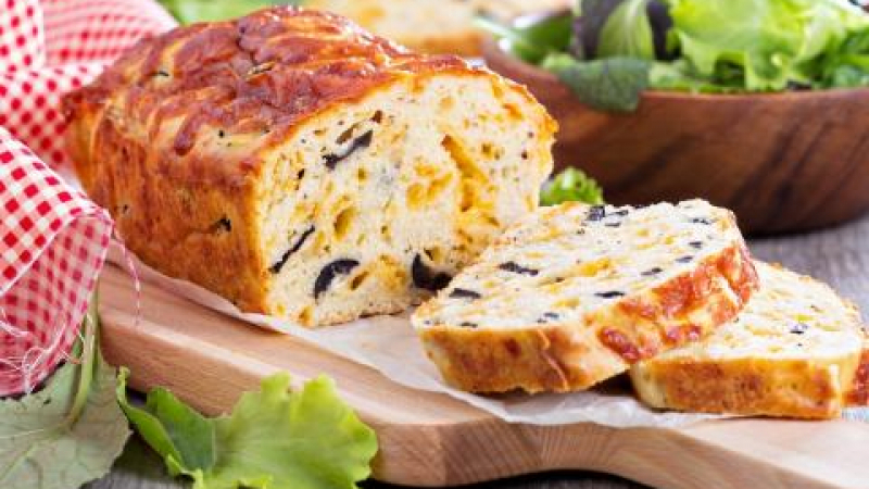 Нереална вкусотия: Солен кекс с шунка и маслини