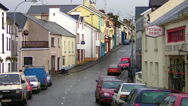 Стотина нашенци подлудиха град под карантина в Северна Ирландия! 