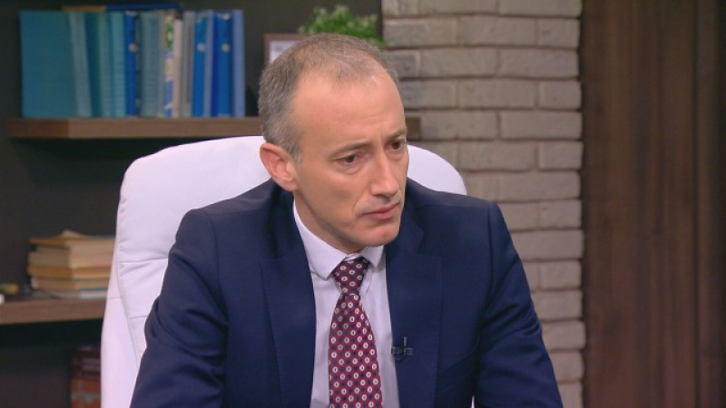 Министър Вълчев с извънредни новини за ваканцията на учениците и абитуриентските балове