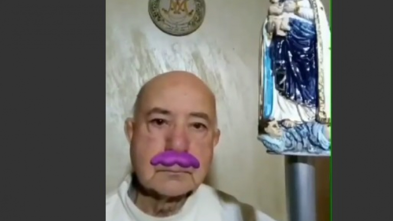Италиански свещеник разсмя целия свят с неволната си грешка ВИДЕО 