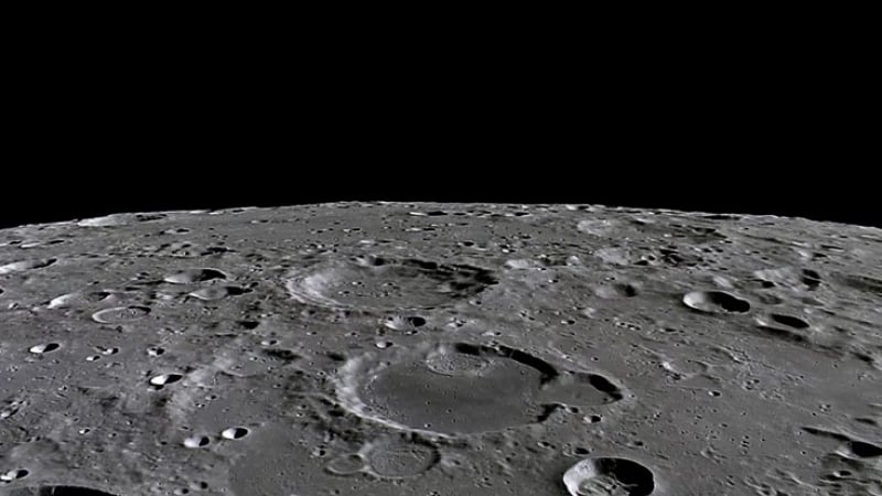 Откриха ярък НЛО на повърхността на Луната ВИДЕО