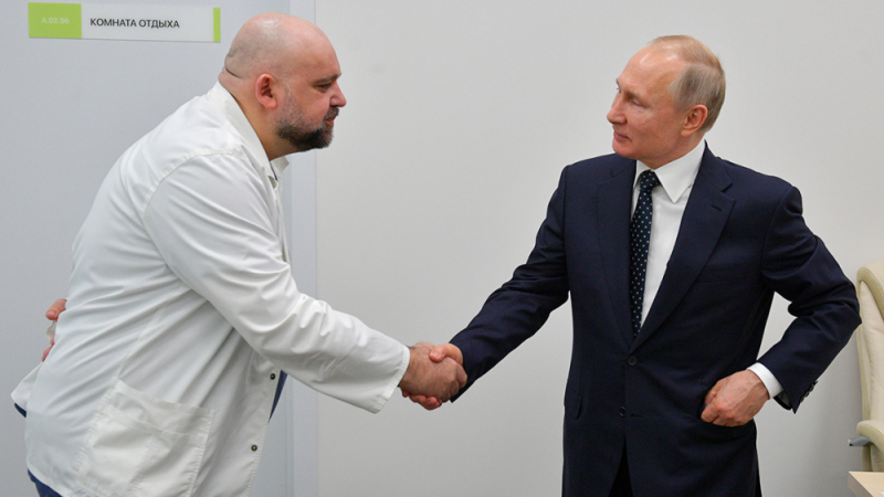 Главният лекар на московската болница срещу COVID-19 се разболя от вируса, с него се ръкува Путин ВИДЕО