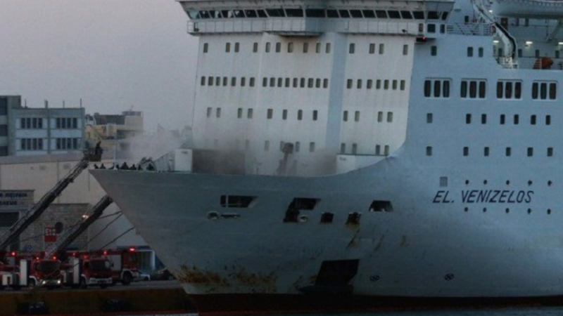 Гръцки ферибот с 383 души на борда "пламна" от коронавирус 