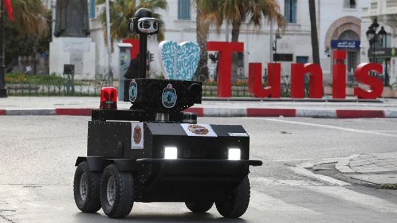 Робот по улиците на Тунис проверява защо хората не са вкъщи по време на пандемията ВИДЕО