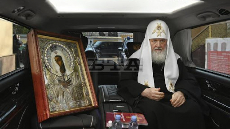 Руският патриарх обикаля Москва с икона на Богородица