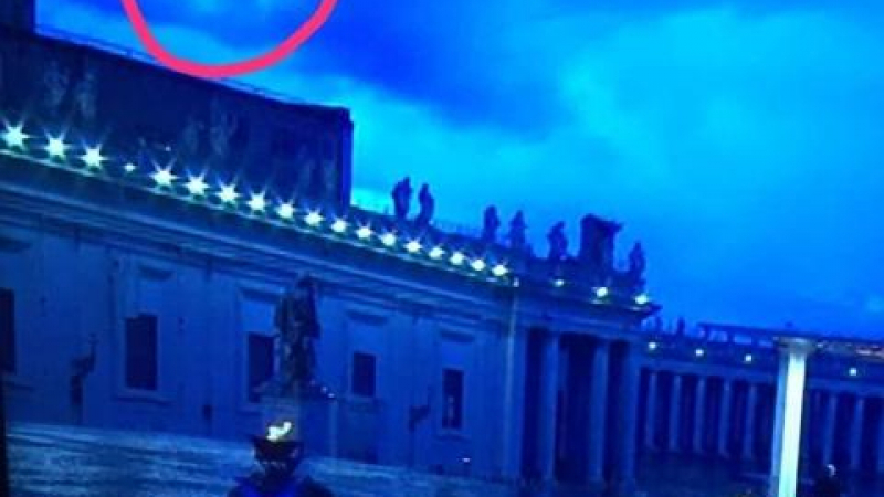 Италия се чуди и мае: Дева Мария се яви над площад „Св. Петър“ в Рим ВИДЕО