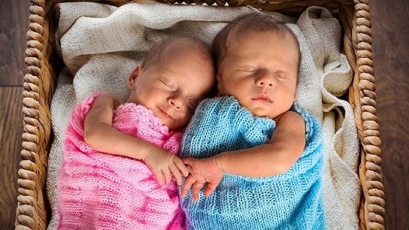 Семейство кръсти новородените си близнаци Ковид и Корона