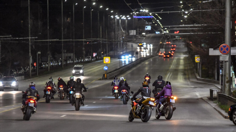 Нощни мотористи "разцепват" Цариградско шосе и бул. "България" СНИМКИ