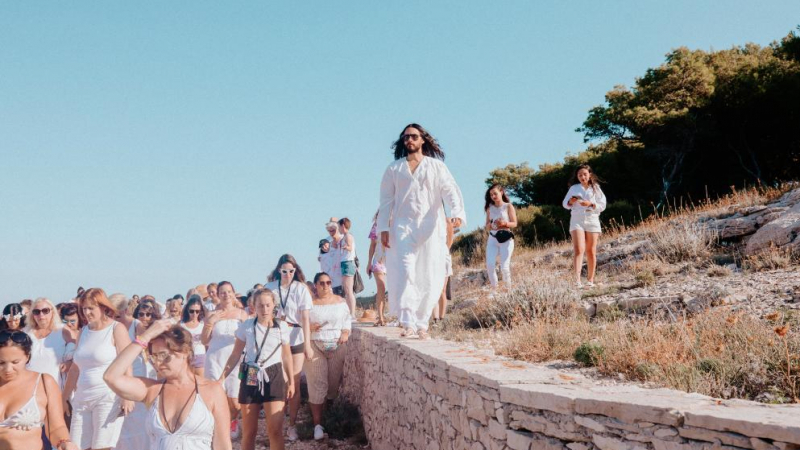 Ходи сред феновете като Исус:  Води ли Джаред Лето секта на остров в Хърватия? ВИДЕО	