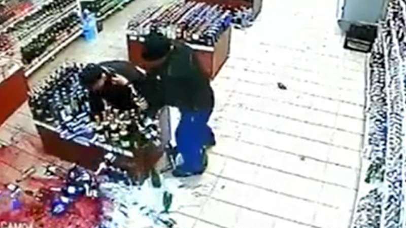 Много страшно ВИДЕО: в Саратов купувач счупи десетки бутилки алкохол