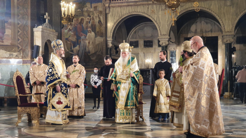 Започна празничната Света литургия в София, ето какво се случва в храма СНИМКИ