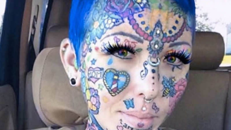 Милф! 44-г. жена има татуировки върху всяка една част от тялото си СНИМКИ 18+